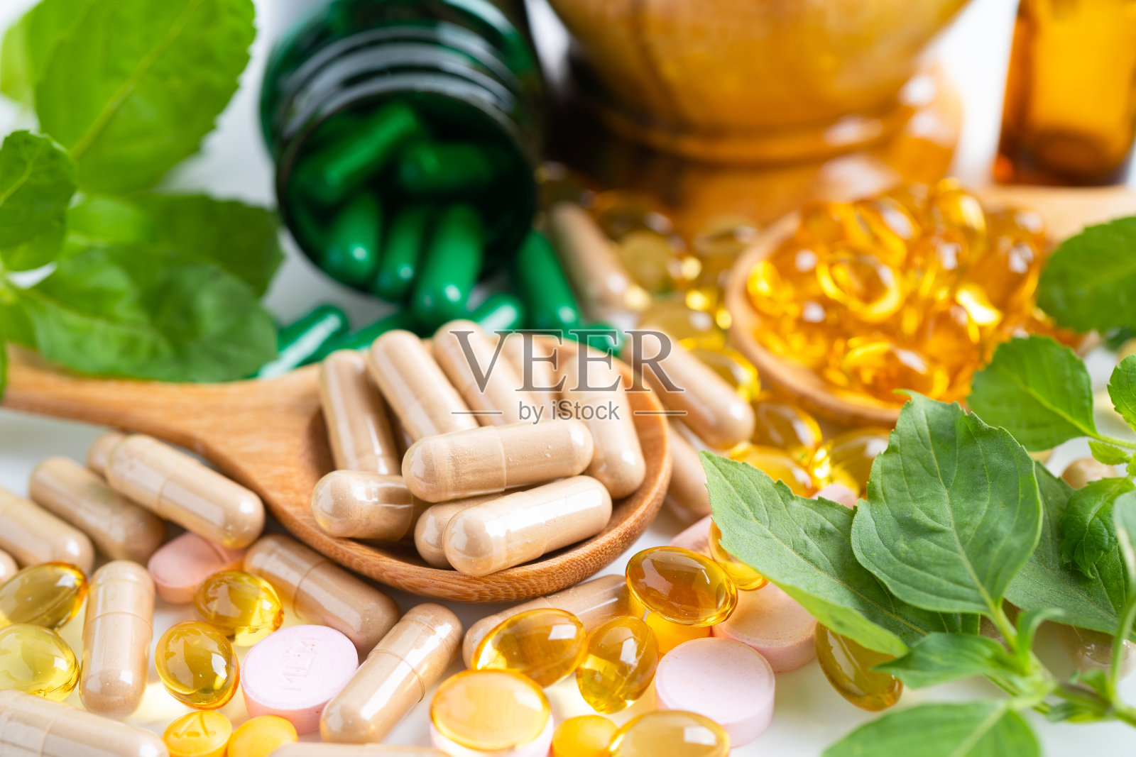 替代医学草药有机胶囊,含有维生素E, omega 3鱼油,矿物质,药物与草药叶天然补充健康美好生活。照片摄影图片