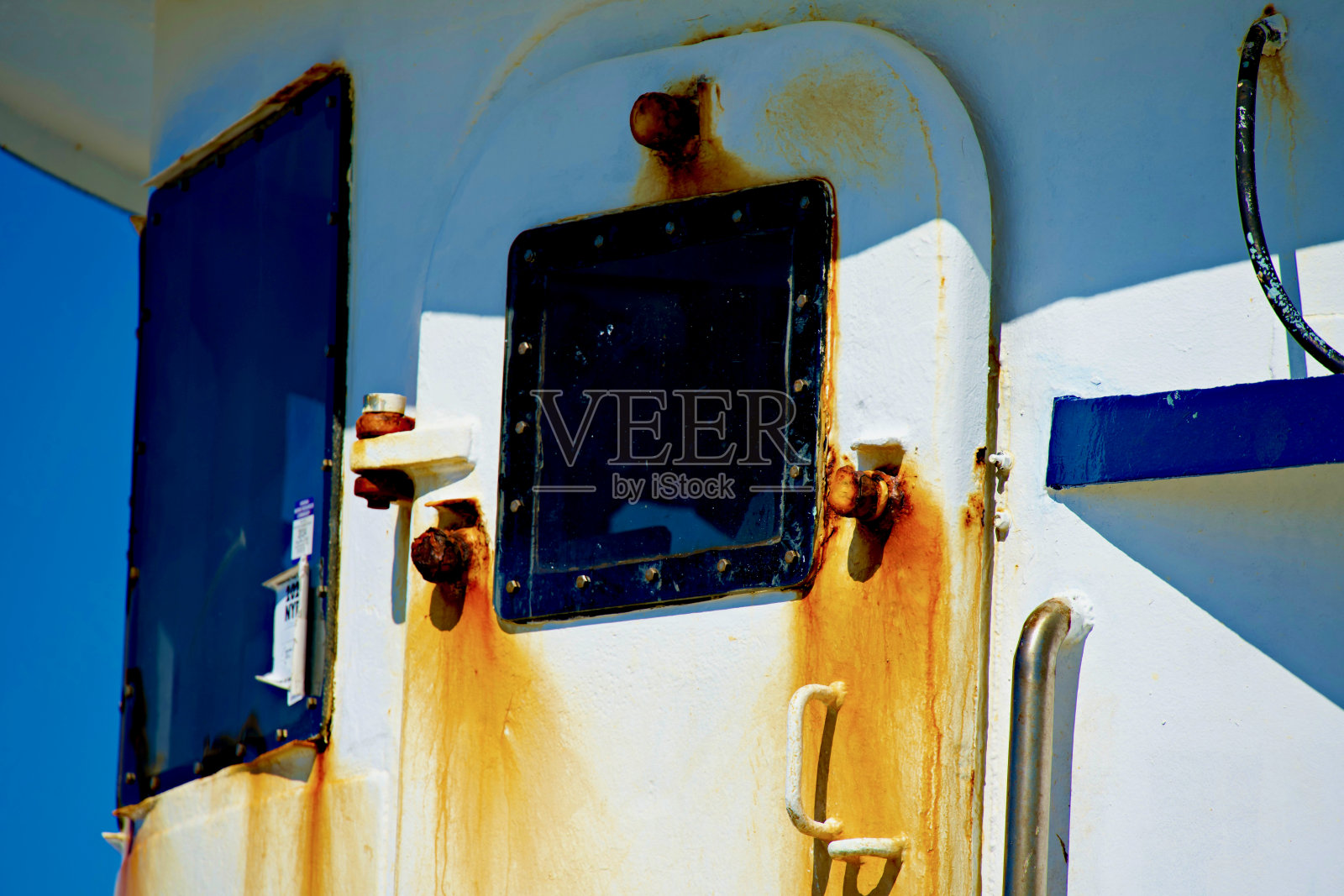 商业拖网渔船驾驶室舱口生锈照片摄影图片
