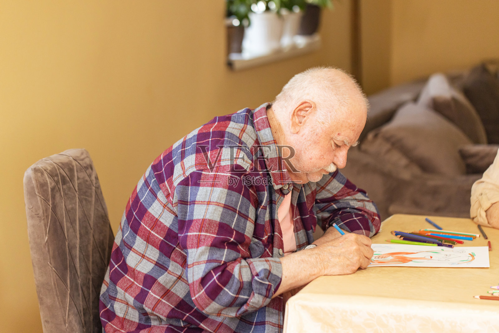 老年男子绘画疗法照片摄影图片