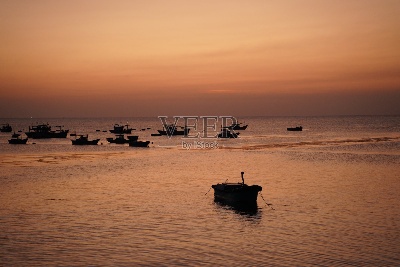 夕阳下的游船停车场,景色幽雅,色彩斑斓照片摄影图片