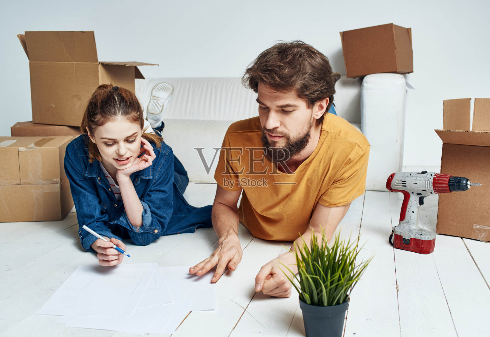 搬到新公寓的男人和女人修理工作箱照片摄影图片