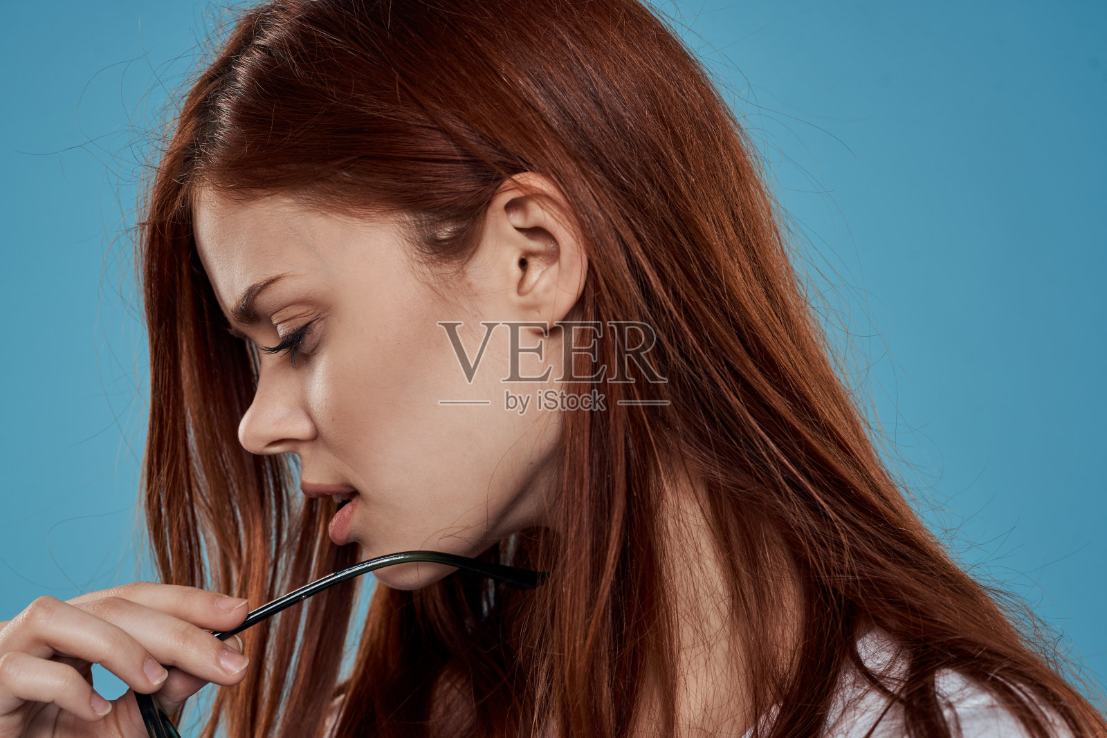 漂亮的女人手里拿着太阳镜生活方式情感长发化妆品秋天的背景白色t恤照片摄影图片