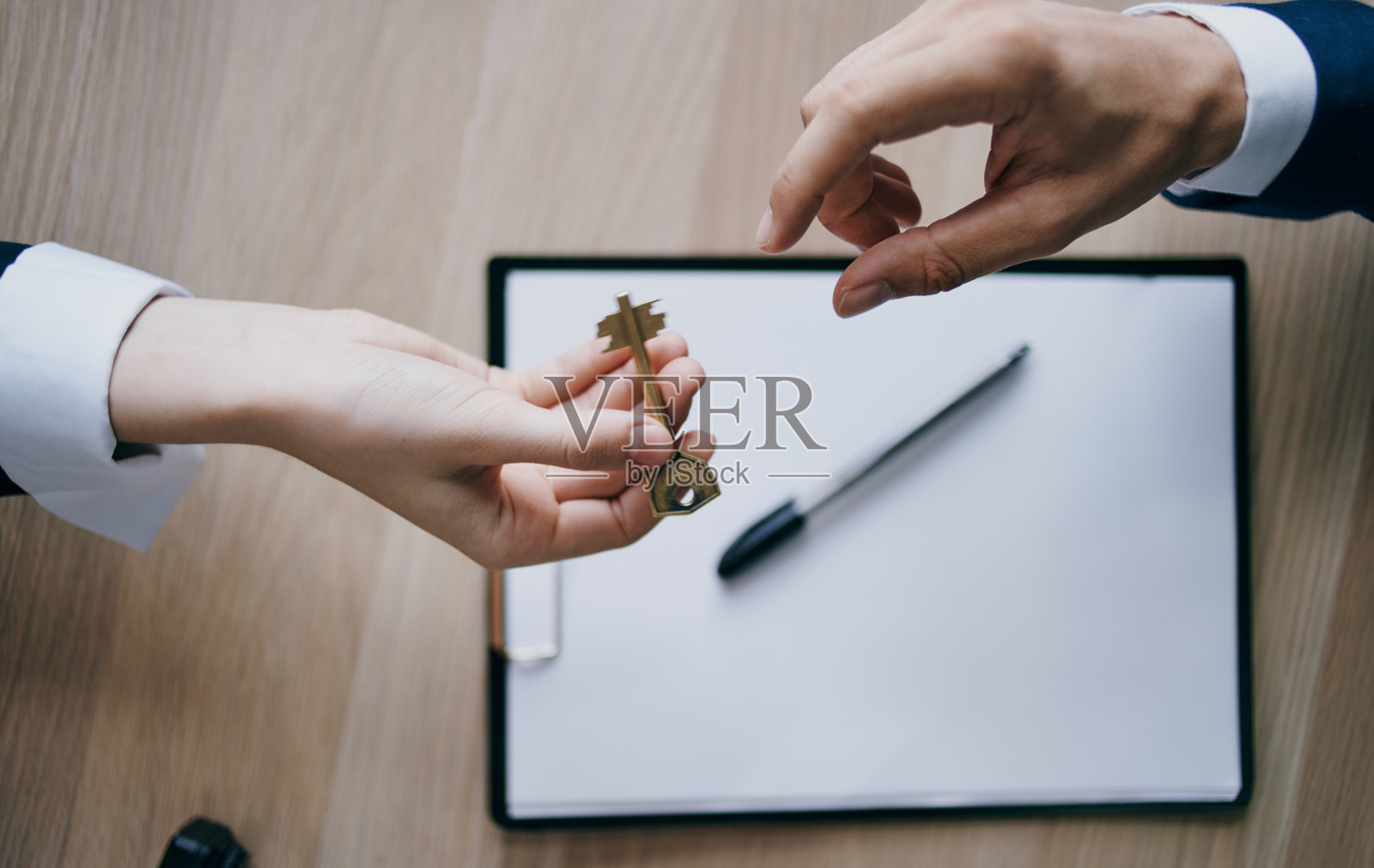 把钥匙从办公室递到办公室的业务财务工作文件照片摄影图片