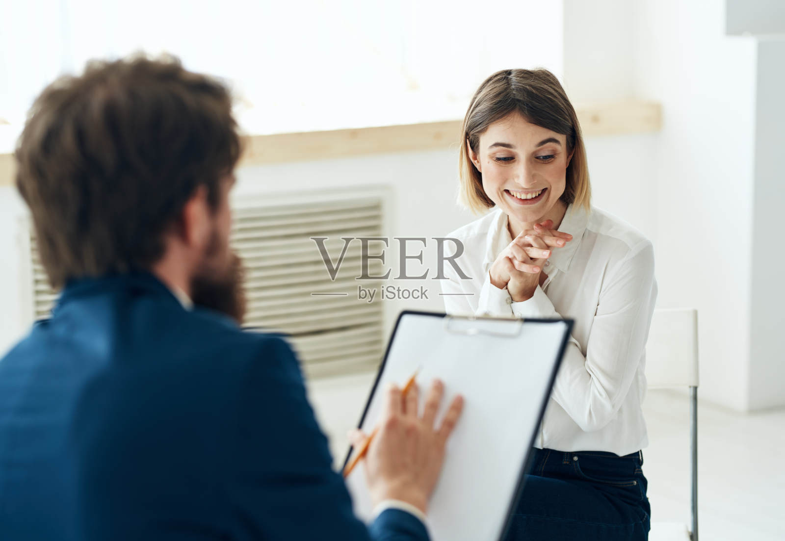 女子在接待处向心理医生咨询抑郁症的健康问题照片摄影图片