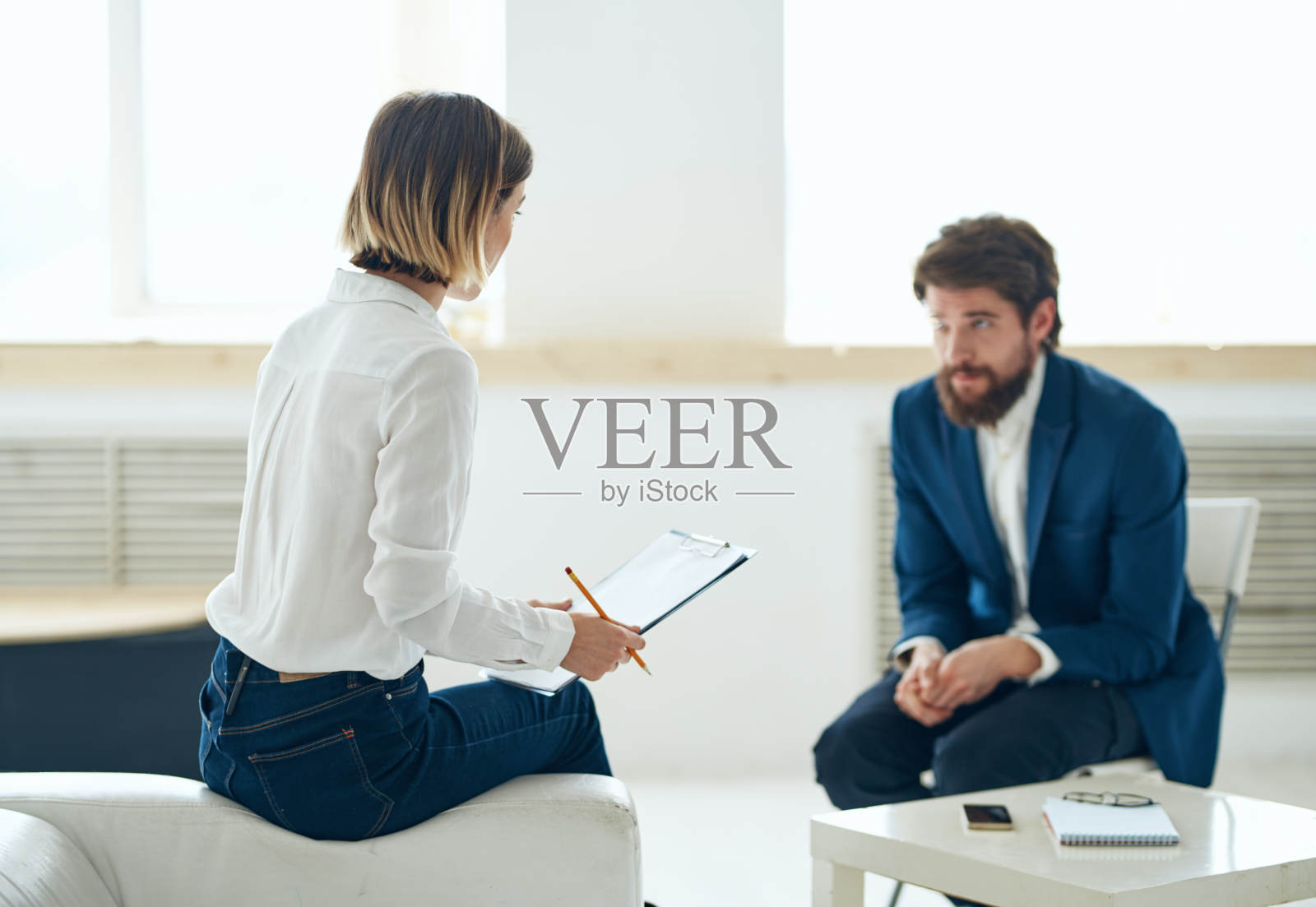 女心理医生与病人谈话会诊诊断问题照片摄影图片