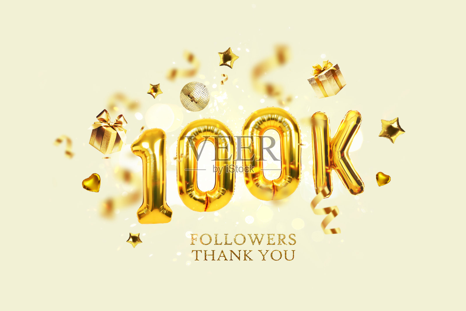 10万订阅者在米色背景上用五彩纸屑、金色礼物、星星和爱心庆祝。成功的跟随者,有创意的想法。豪华庆典卡配编号照片摄影图片