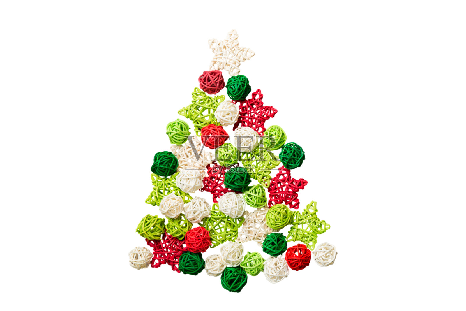 孤立的圣诞树由彩色手工球装饰彩色背景,从上面看。新年最小概念照片摄影图片