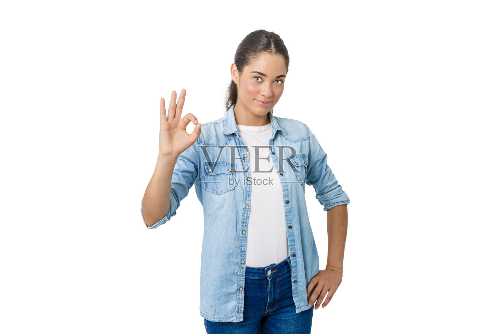 微笑的女人用手做出ok的手势照片摄影图片