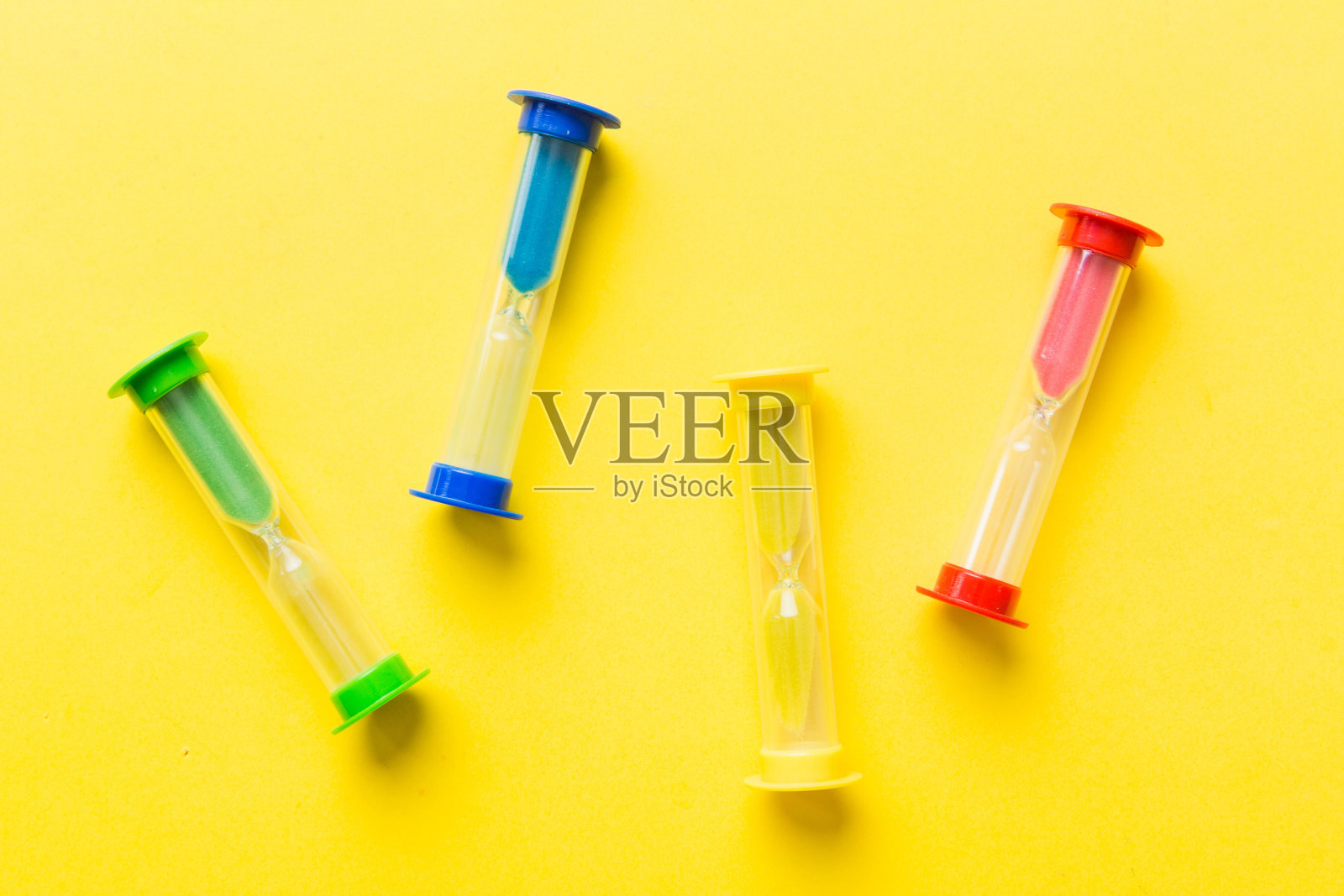 沙漏放在桌子上,沙钟作为时间流逝的概念,为业务的最后期限,复制空间照片摄影图片