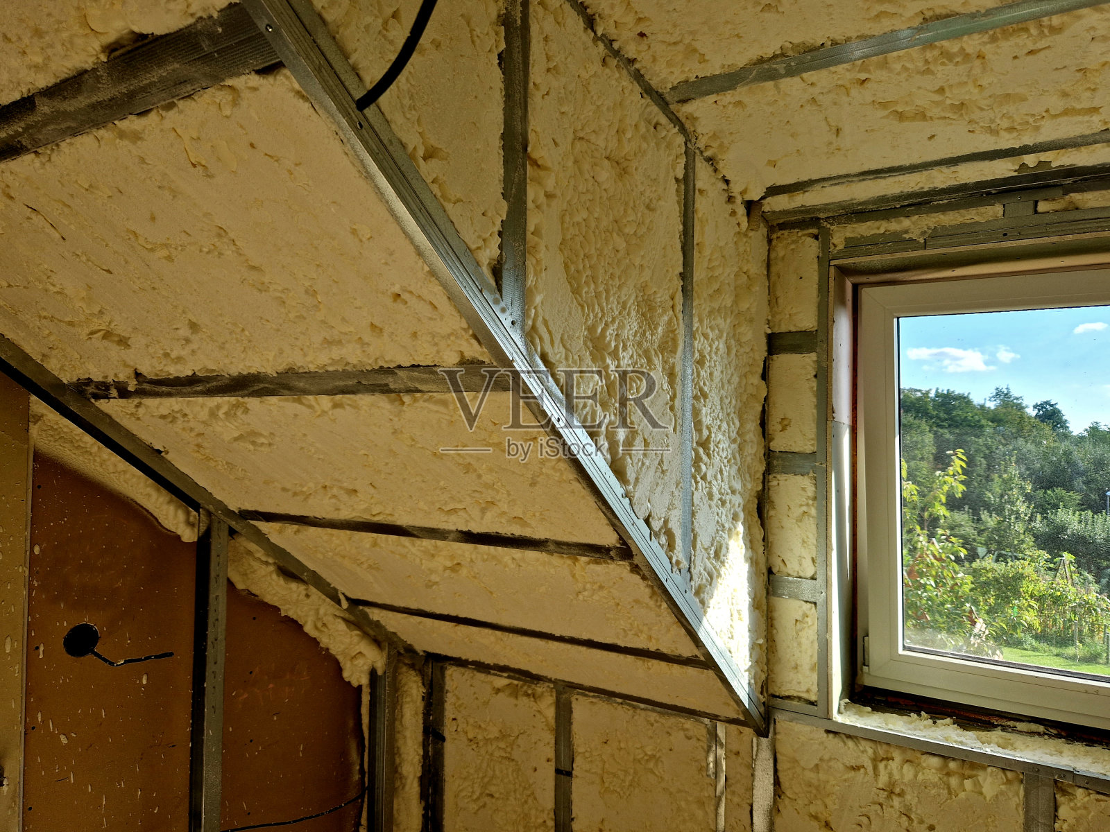 没有热桥。保温是快速的,不需要复杂的施工修改。我们使用不同类型的绝缘材料:纤维素、玻璃棉、玄武岩棉、聚苯乙烯照片摄影图片