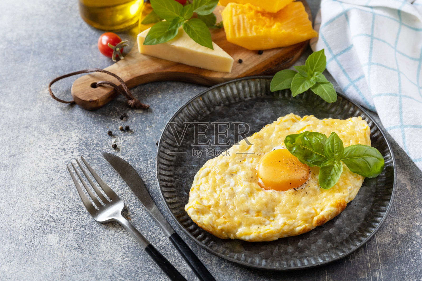 哈恰布里,格鲁吉亚美食大餐。烤奶酪南瓜面包与奶酪和鸡蛋填充在石头背景。健康的秋季早餐。副本的空间。照片摄影图片