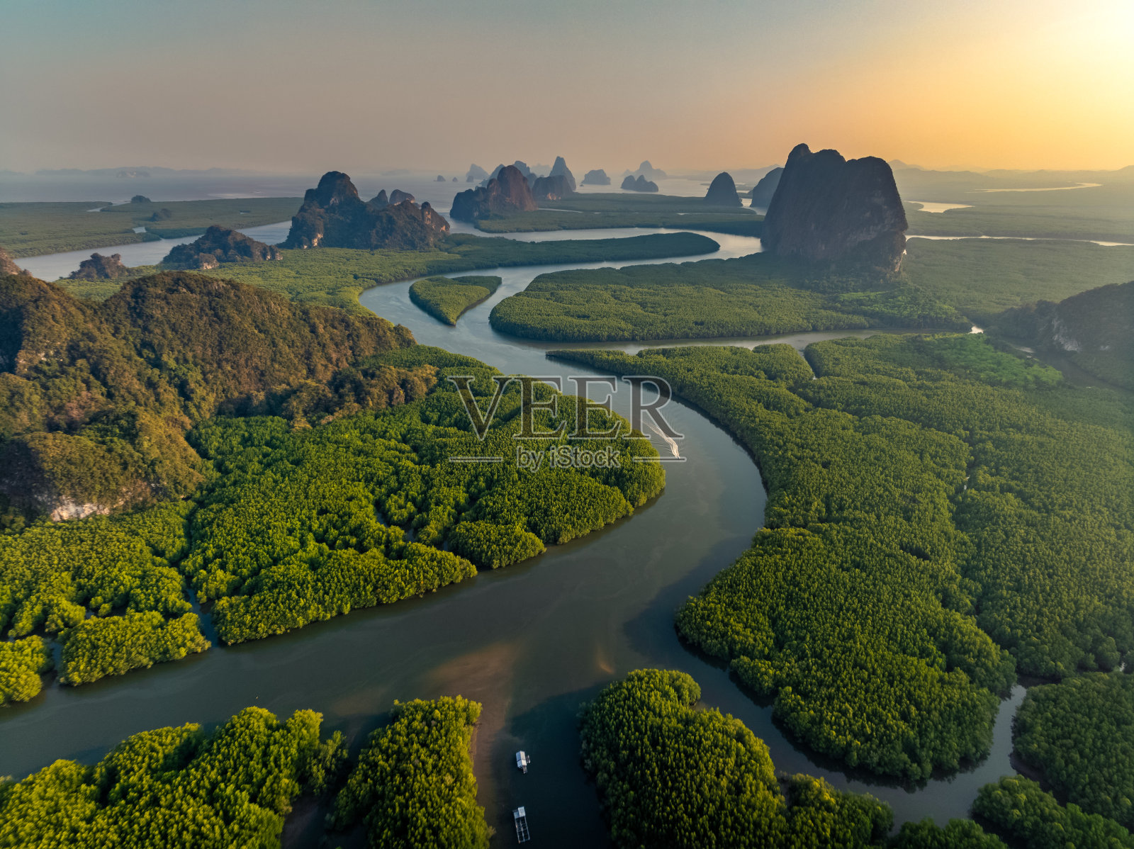 鸟瞰泰国攀牙湾的红树林和山峰照片摄影图片