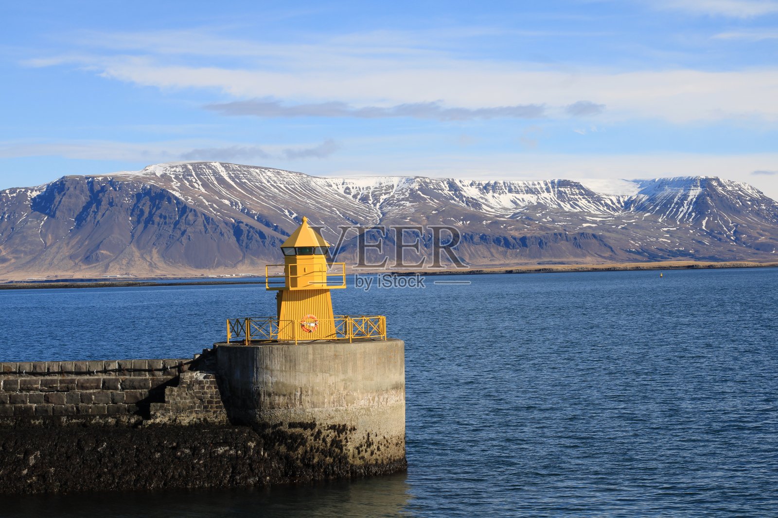 从雷克雅未克观赏鲸鱼的山景。照片摄影图片