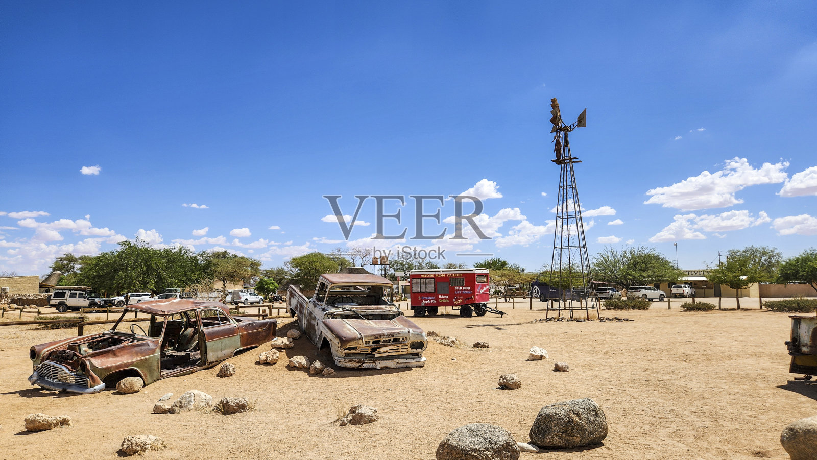 纳米比亚沙漠中被遗弃的汽车照片摄影图片