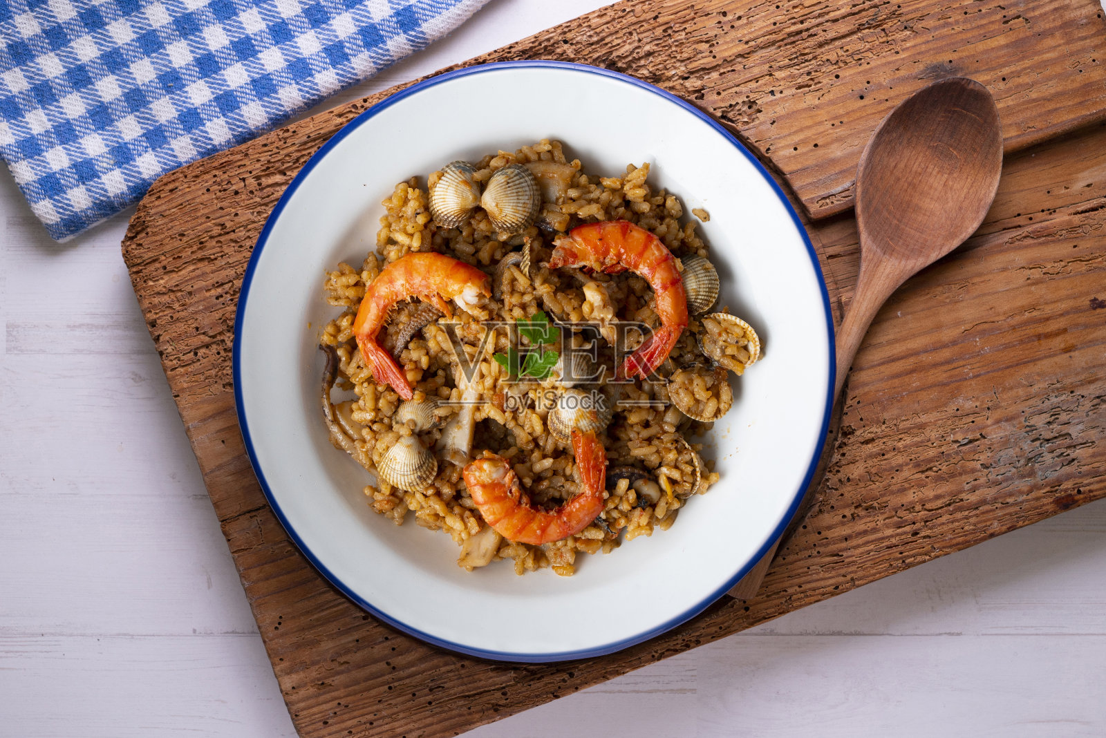 西班牙海鲜海鲜饭配红虾和蛤蜊。照片摄影图片