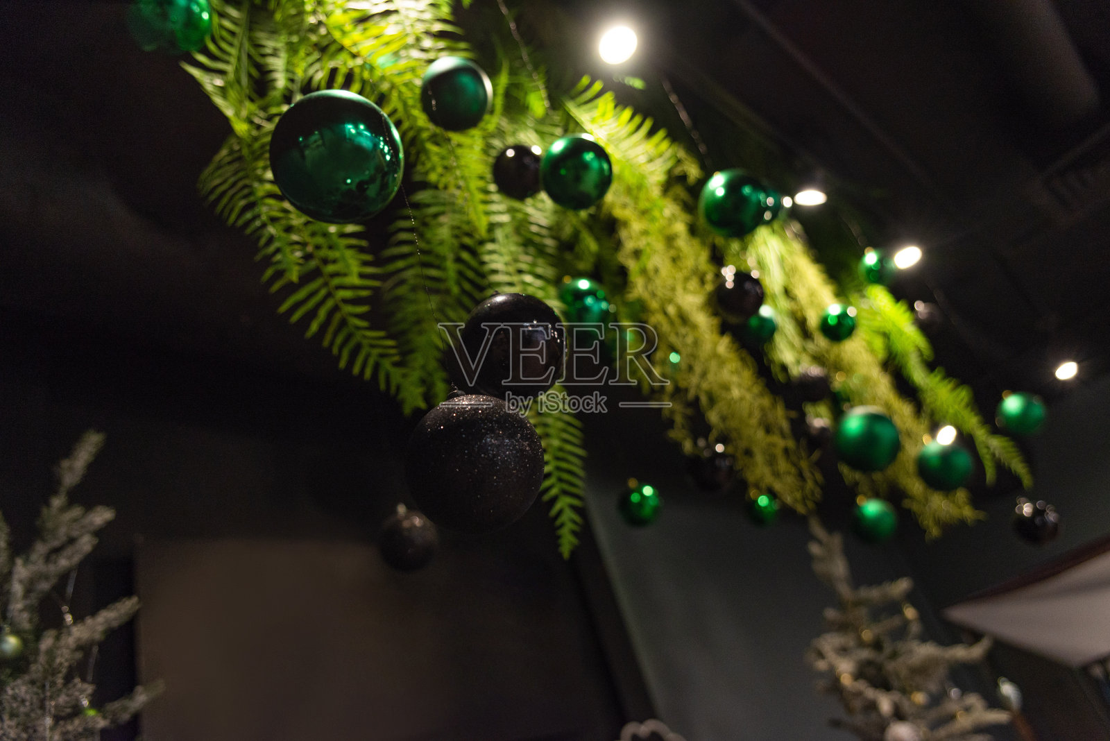 圣诞装饰与绿色和黑色的装饰品照片摄影图片