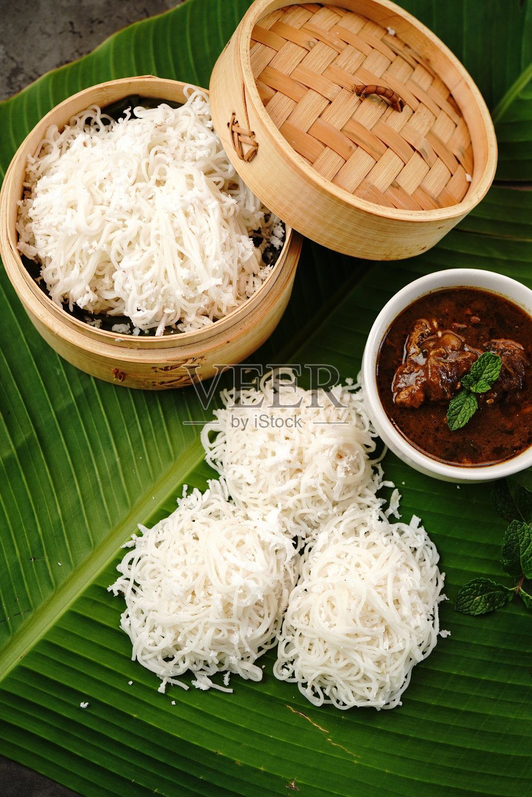 Idiyappam配咖喱鸡照片摄影图片