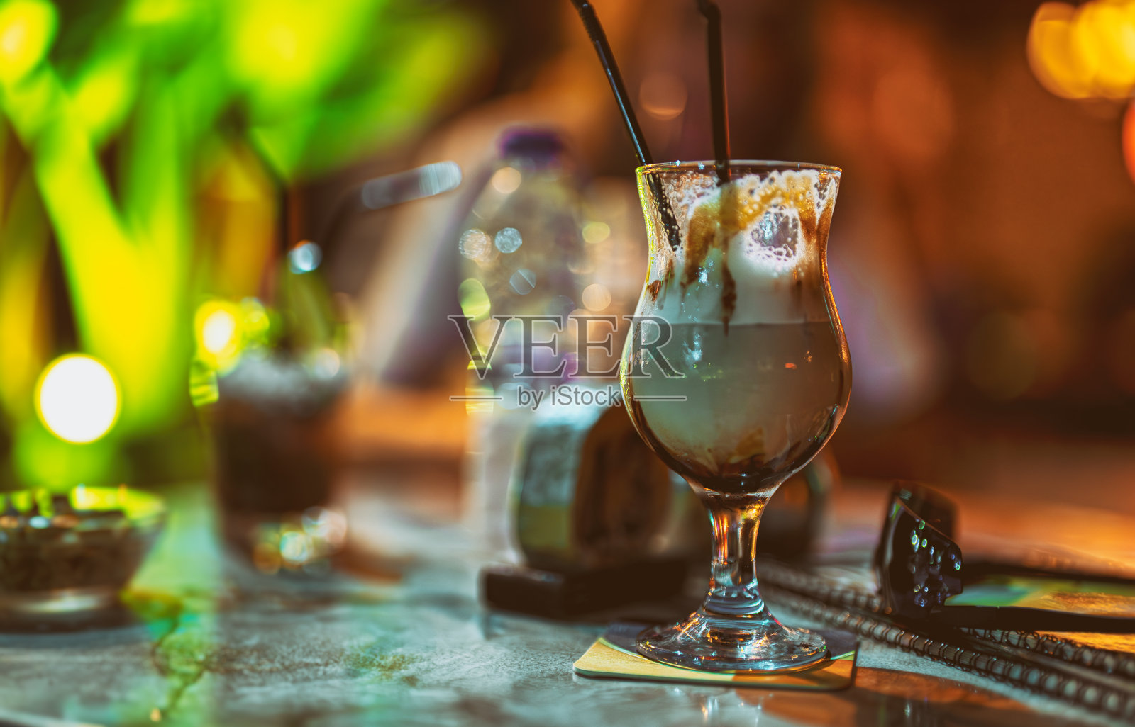 夜总会桌子上的奶昔。照片摄影图片