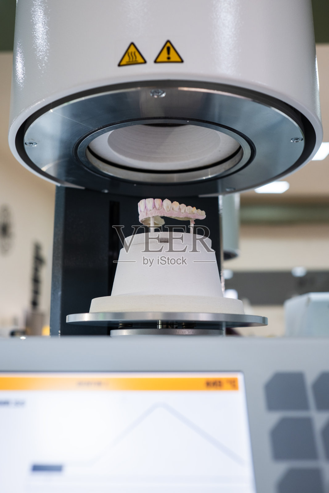 新的牙齿模型在烤箱里烤着照片摄影图片