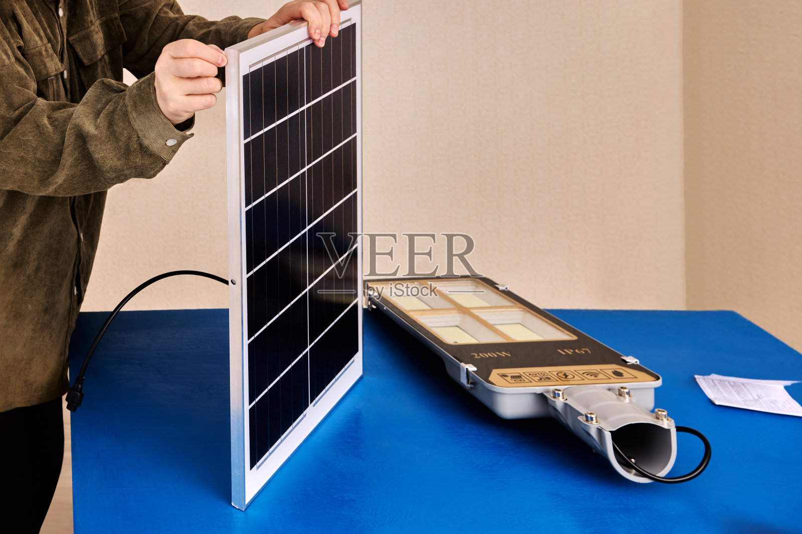 安装太阳能照明安装支架的地方,以杆子或墙壁照片摄影图片