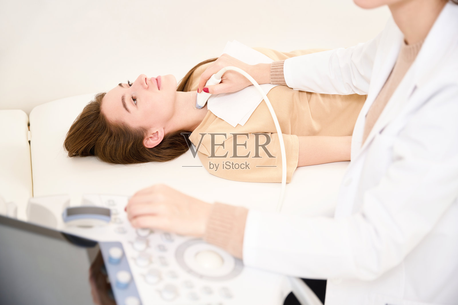 部分医生在门诊为妇女做甲状腺超声扫描照片摄影图片