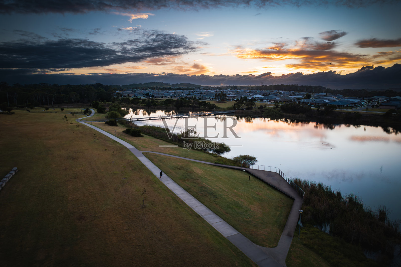 日出日落时美丽的湖景——春天农场照片摄影图片