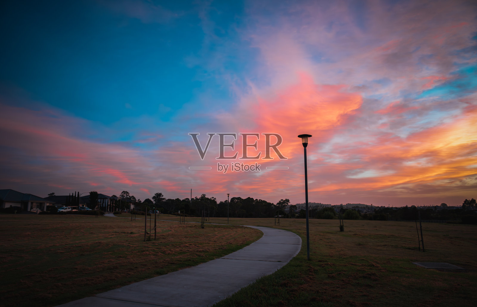 日出日落时美丽的湖景——春天农场照片摄影图片