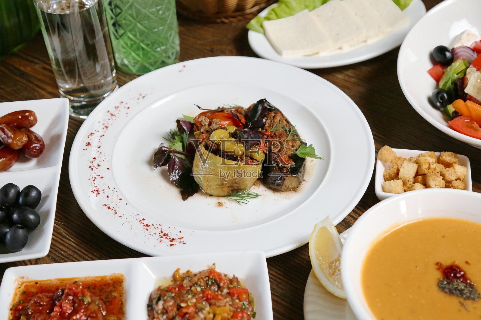 桌子上有各种各样的盘子和汤照片摄影图片