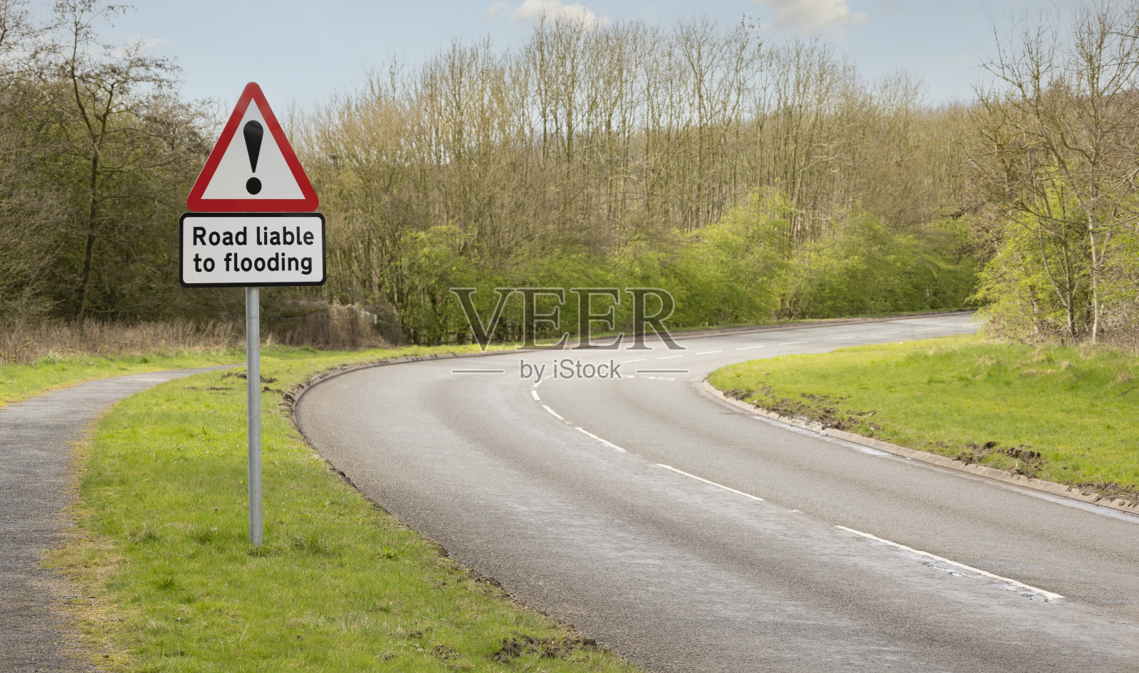 容易水浸的道路标志,英国道路警告标志照片摄影图片