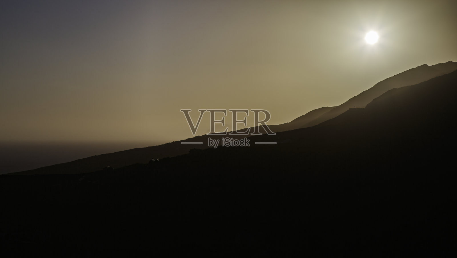 夕阳下美丽的山影照片摄影图片