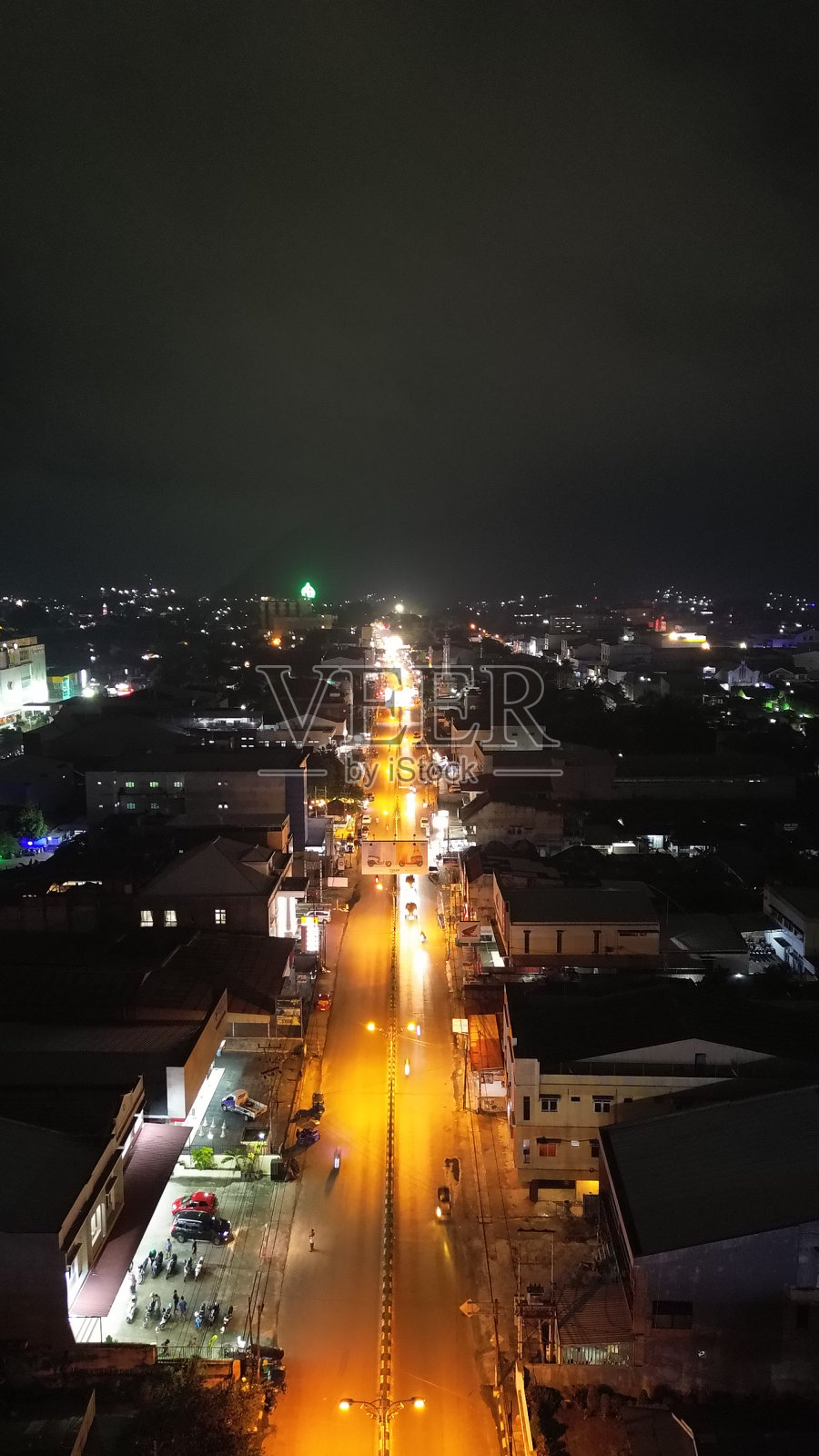 鸟瞰夜间印尼哥伦塔洛市中心的道路交通照片摄影图片