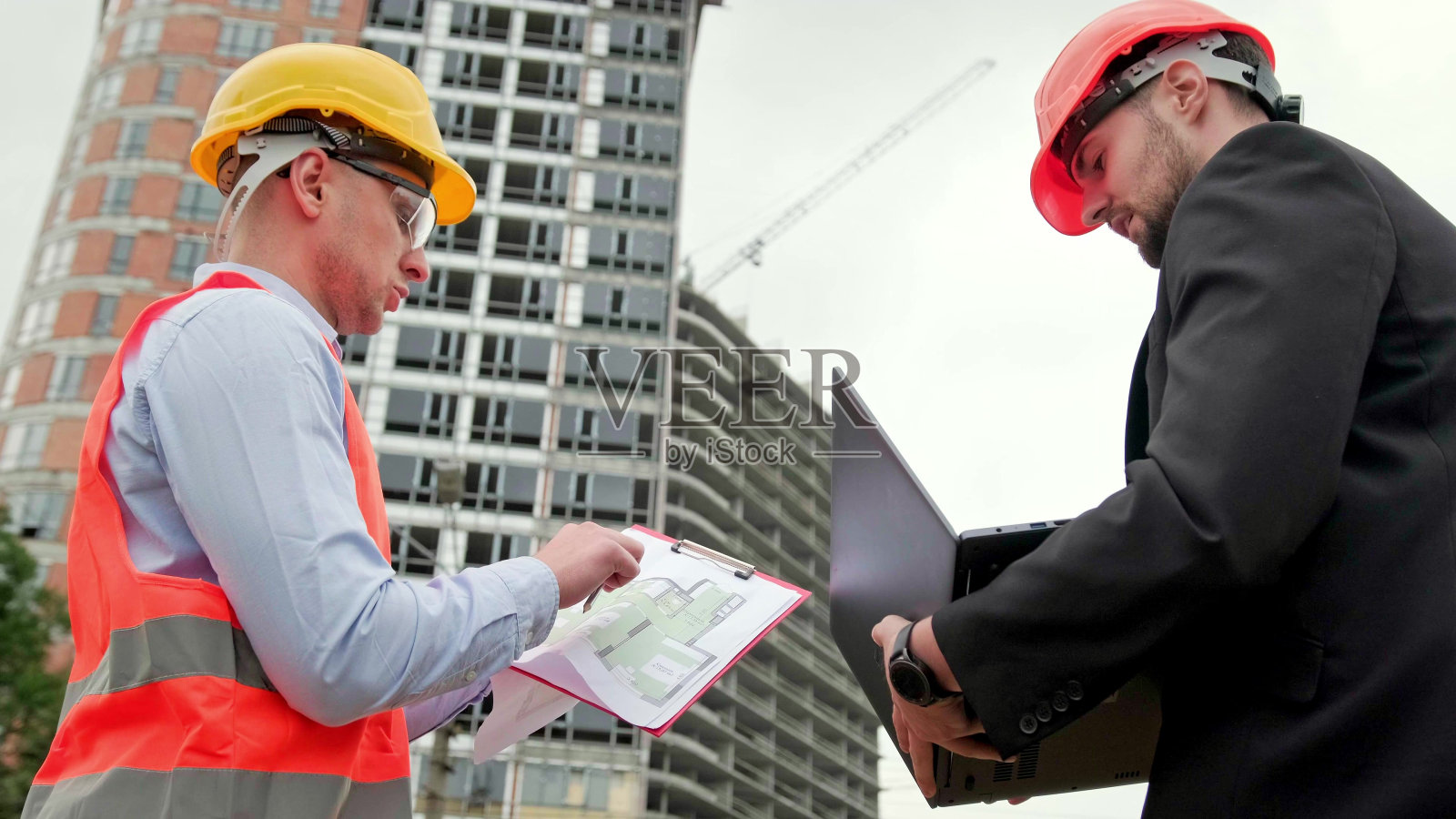 施工现场工作流程,工人讨论照片摄影图片