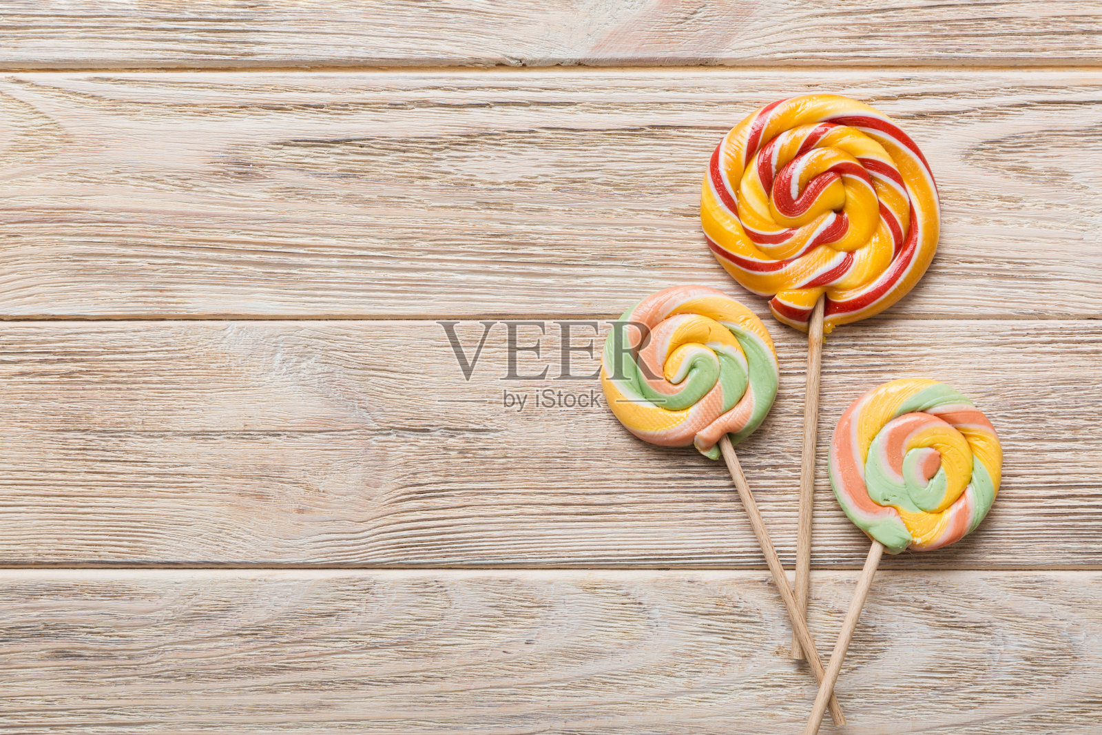 彩色背景上的一组彩色棒棒糖。夏天的概念。派对生日快乐或极简主义概念照片摄影图片