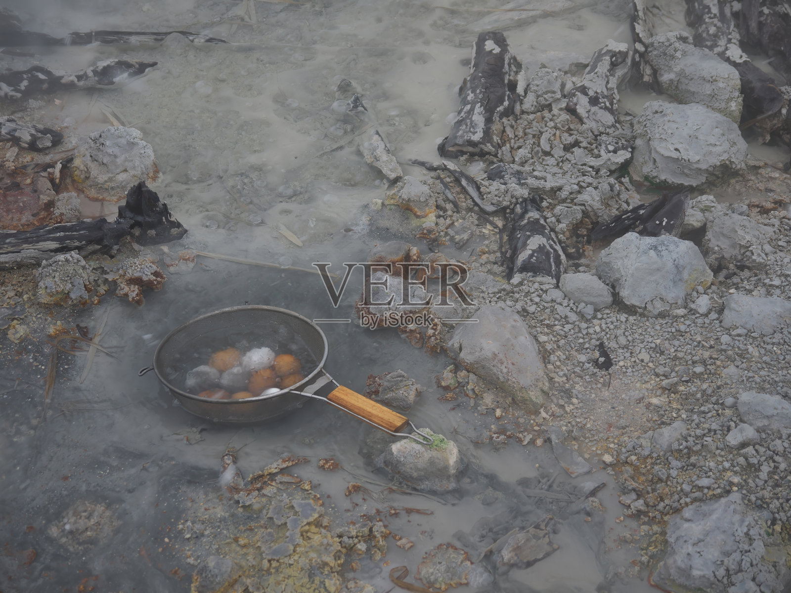 在温泉水中煮温泉tamago蛋照片摄影图片