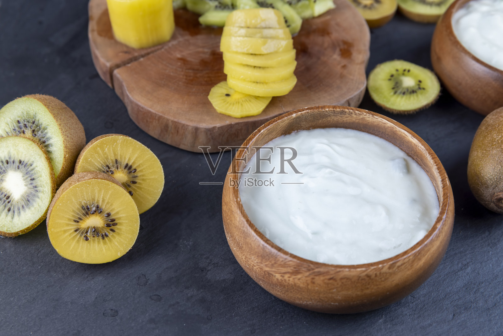 用猕猴桃做奶油酸奶照片摄影图片