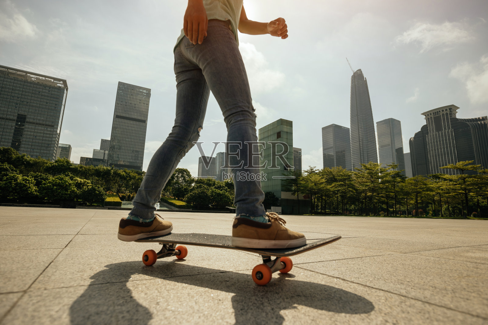 滑板爱好者在城市户外玩滑板照片摄影图片