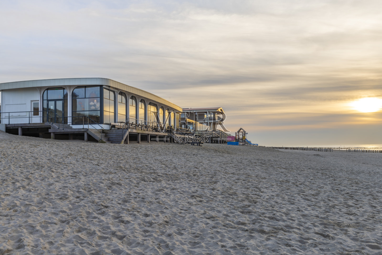 2024年3月5日,荷兰多姆堡,春天清新的早晨,小镇附近的海滩照片摄影图片