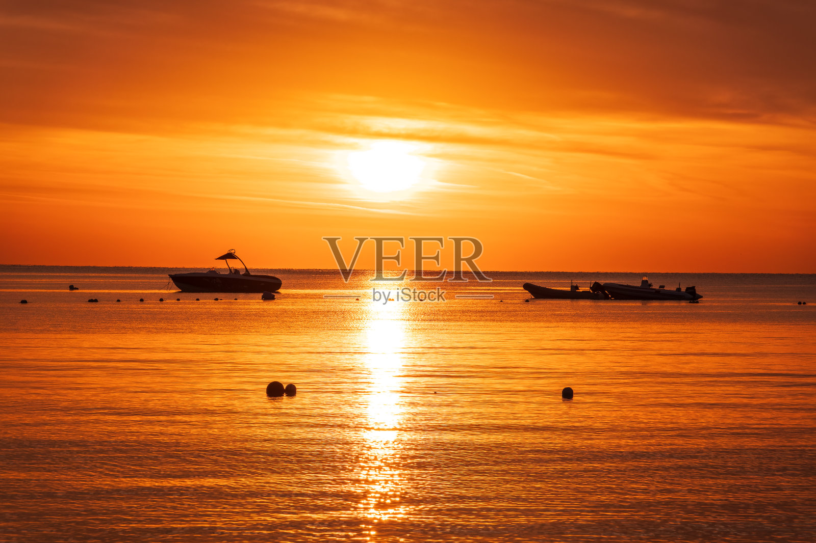 海上美丽的红橙色日出照片摄影图片