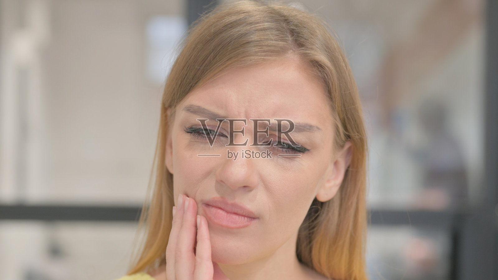 牙痛、感染的妇女脸部特写照片摄影图片