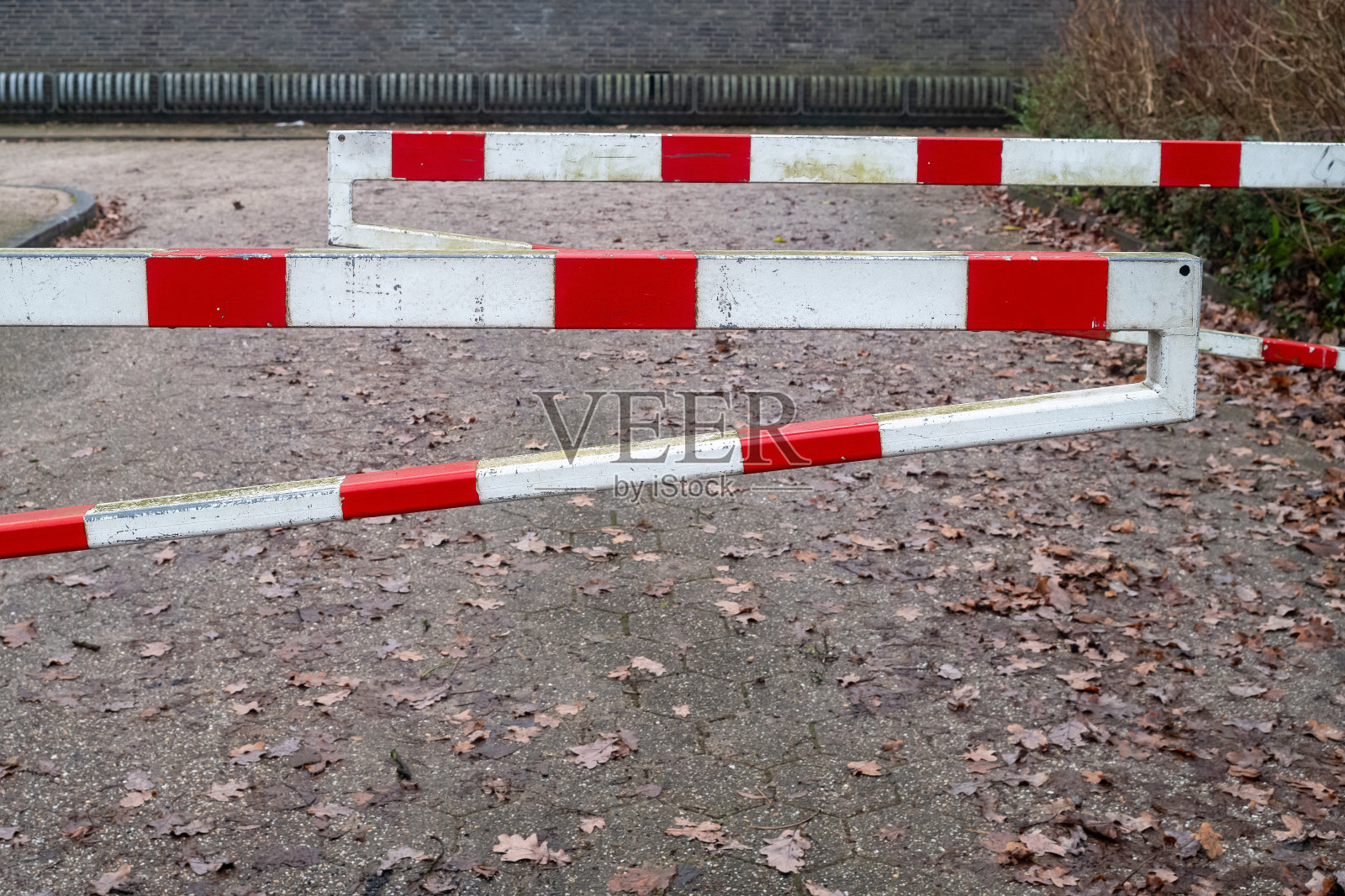 红白相间的路障照片摄影图片