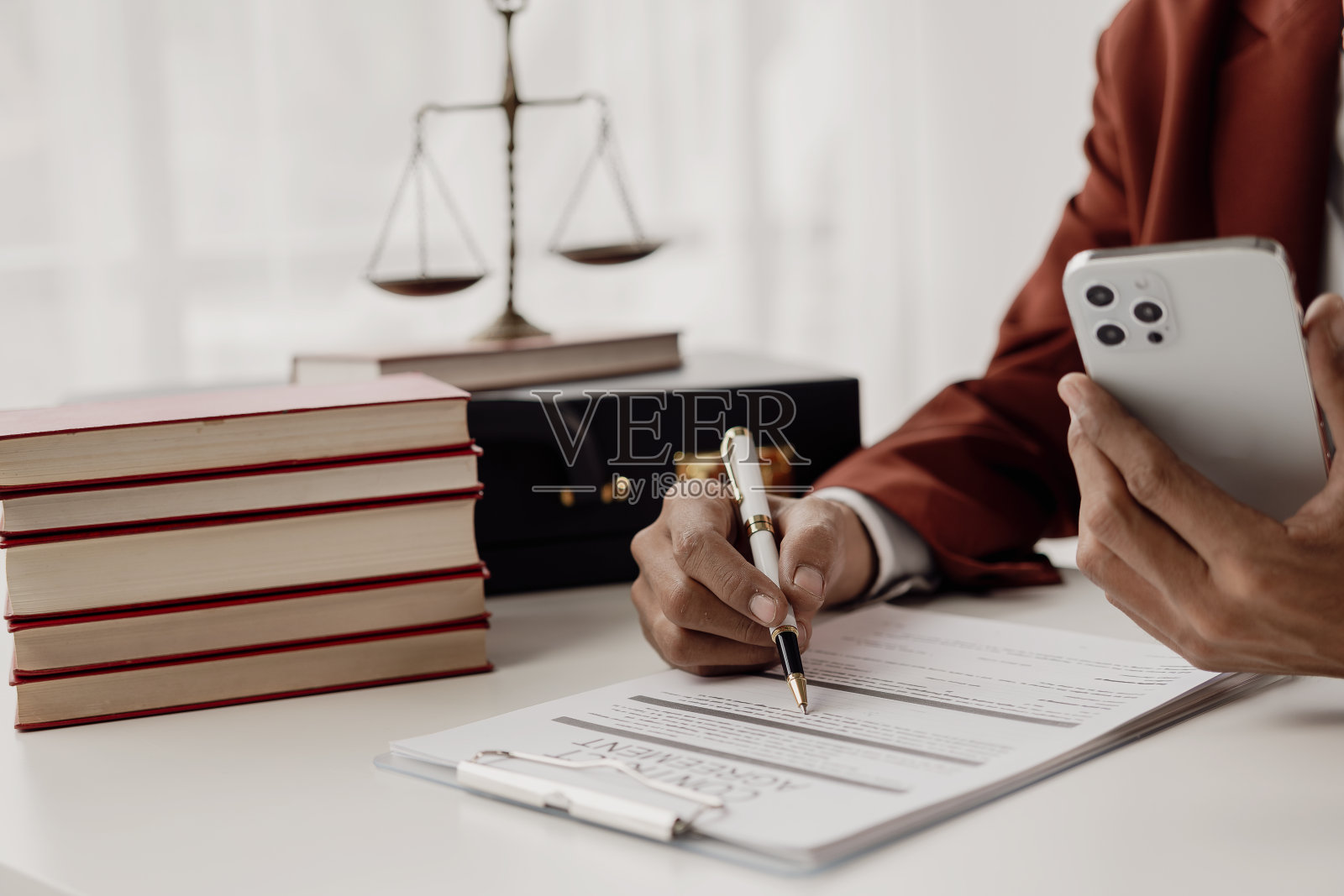 律师办公室里的锤子、法典和天平照片摄影图片