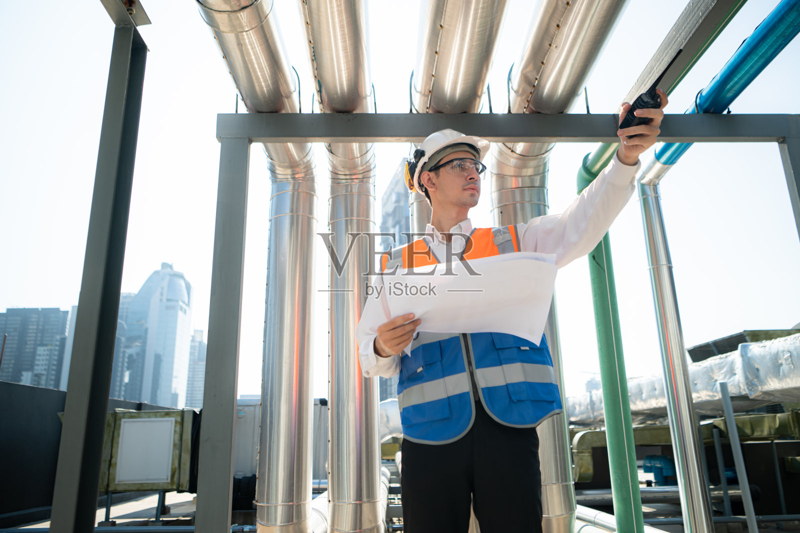 工程师检查已完成的空调和水系统,继续验证其功能。照片摄影图片