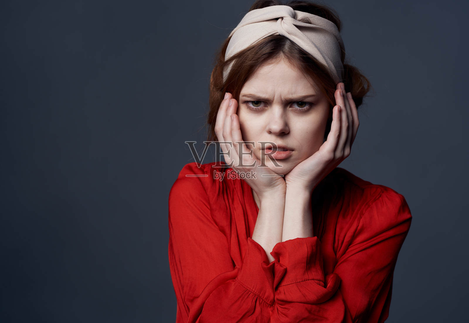 优雅的女人情感的红色礼服工作室特写模特照片摄影图片