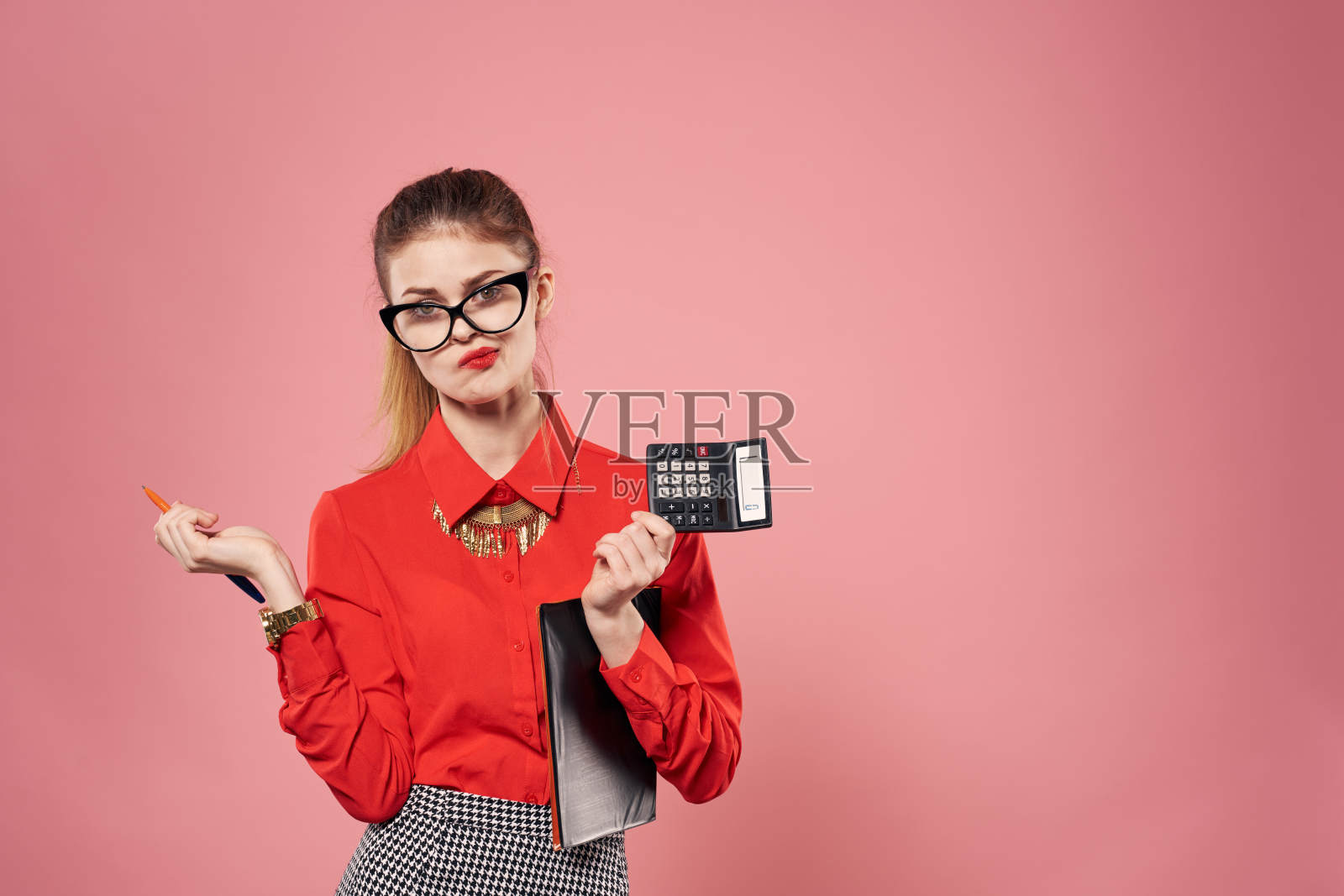 商务女性正装官方优雅时尚的粉红色背景照片摄影图片