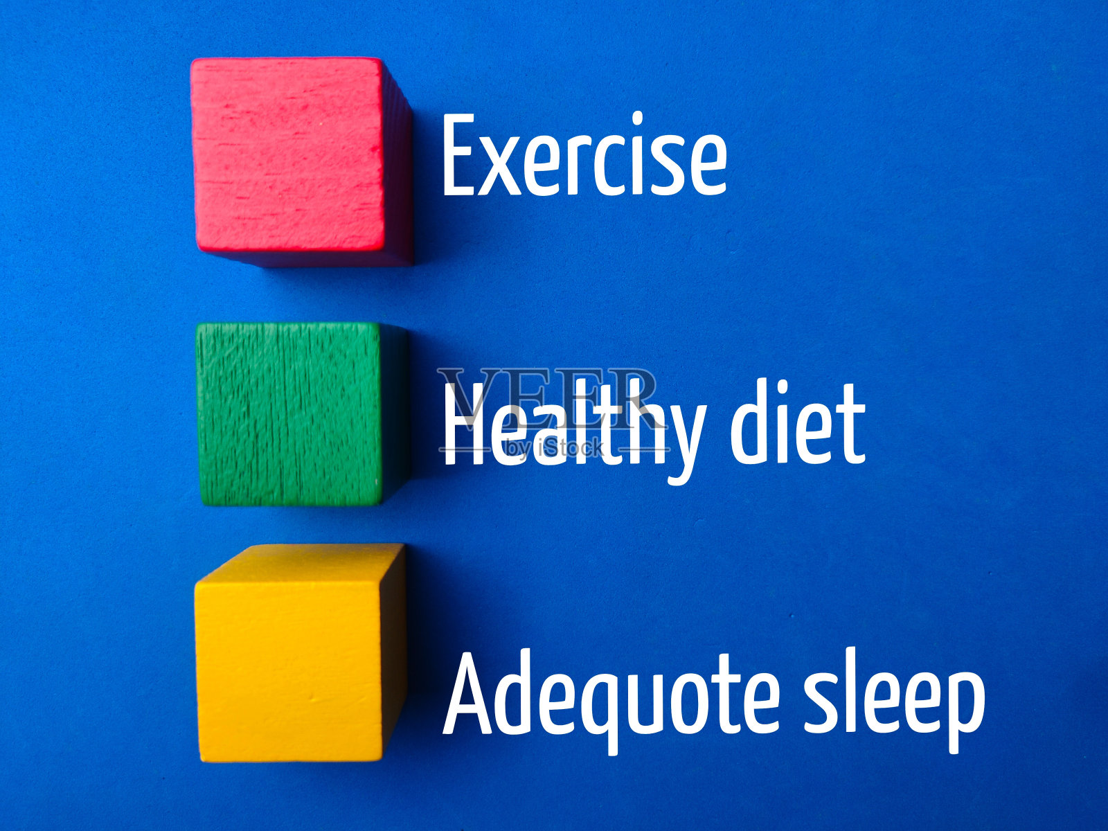 彩色木块上写着“运动健康饮食充足睡眠”照片摄影图片