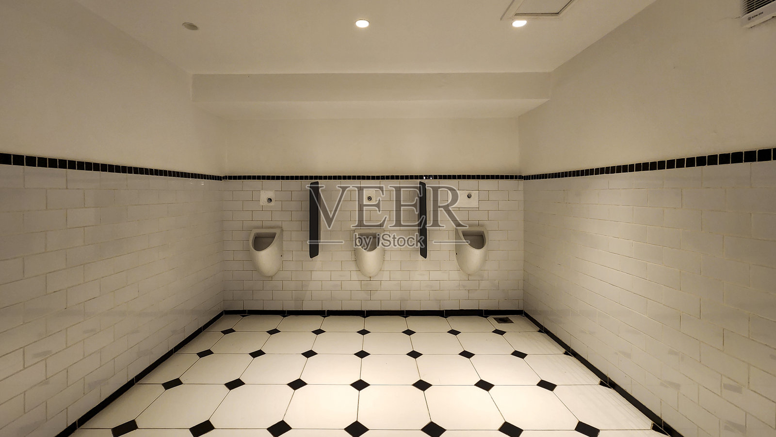 空的男厕所有温暖的灯光照片摄影图片