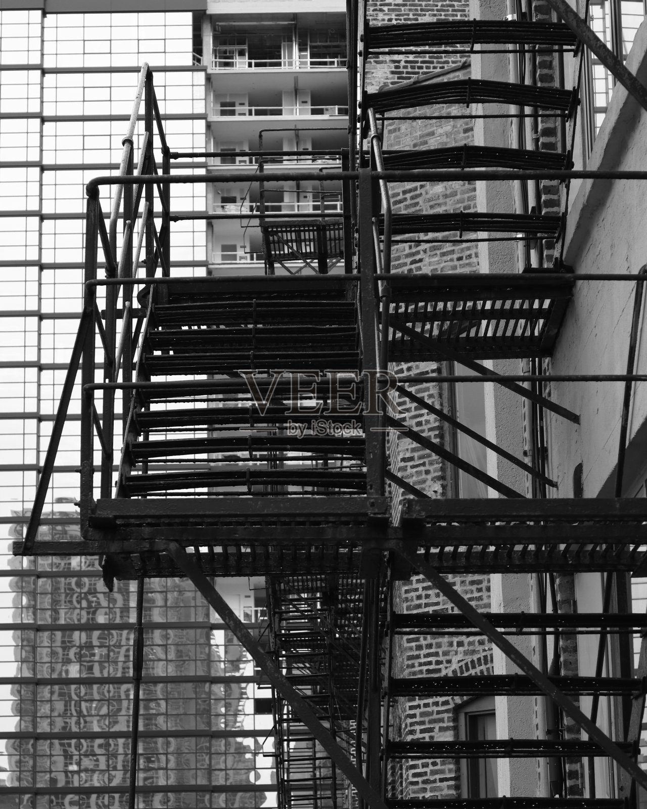 通往反光建筑的防火通道照片摄影图片