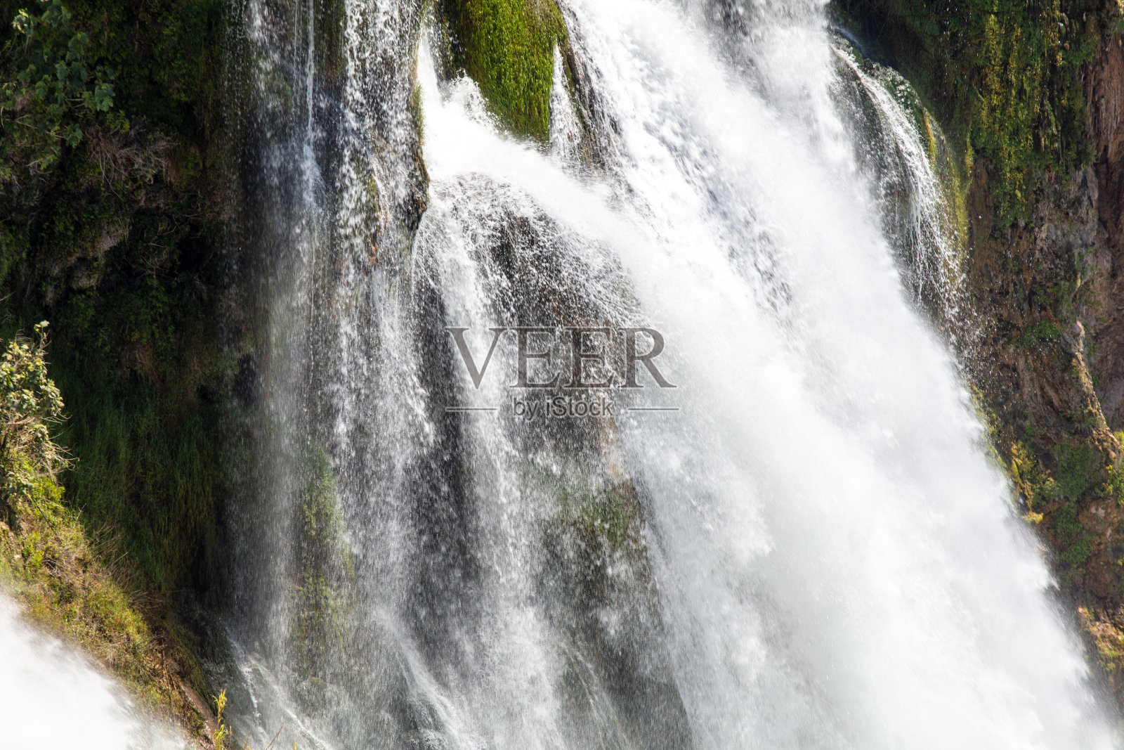 大自然中的大瀑布照片摄影图片
