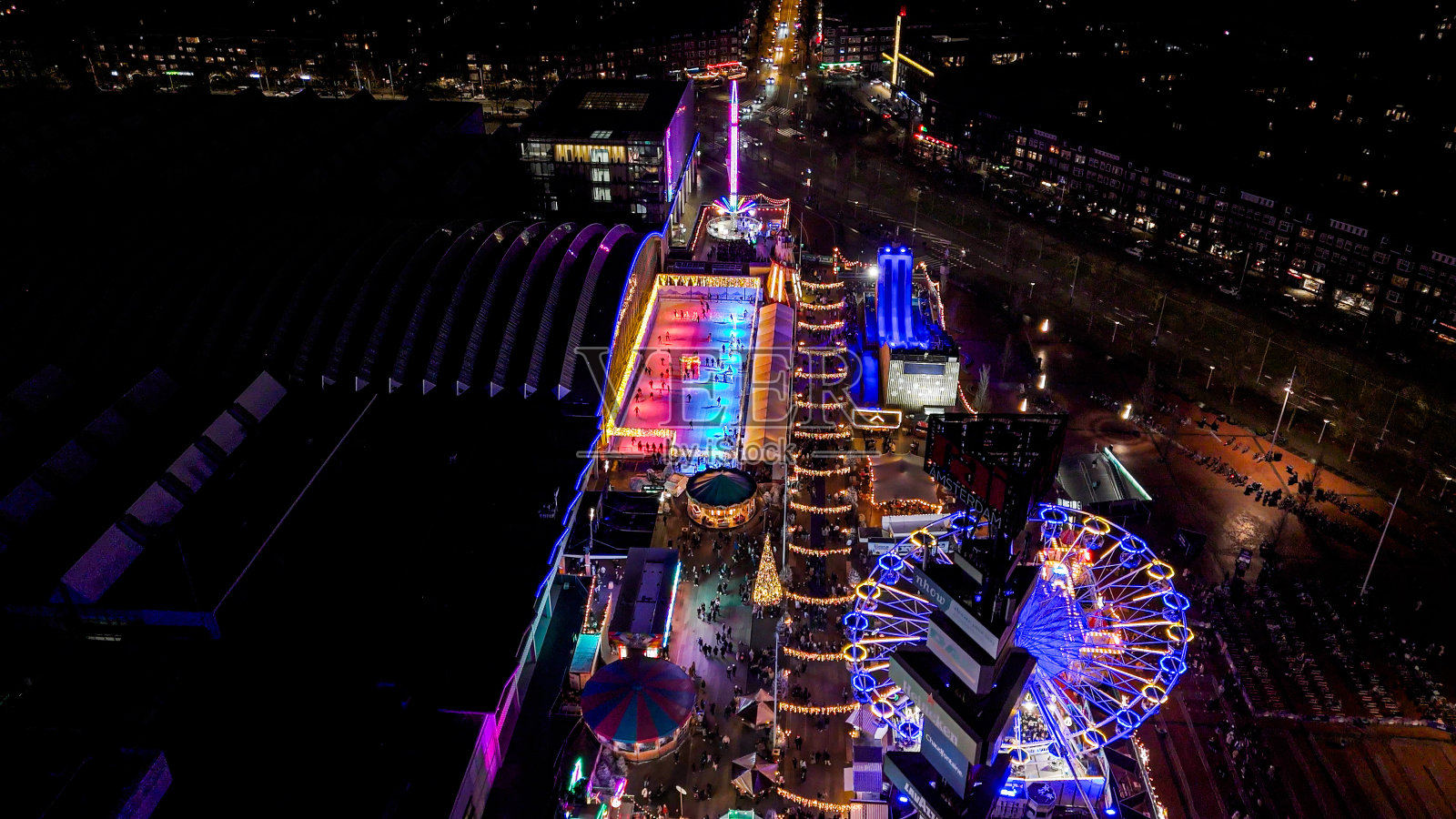 阿姆斯特丹的圣诞娱乐场所,人们在圣诞市场购物,欧洲的圣诞时间,荷兰圣诞市场,圣诞旋转木马,溜冰场和摩天轮,阿姆斯特丹圣诞市场照片摄影图片