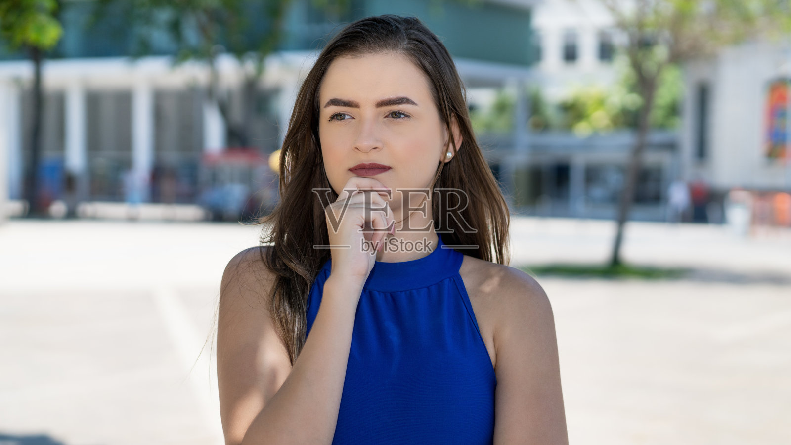 爱做梦的黑发年轻白种女人照片摄影图片